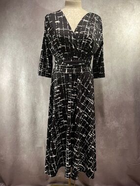 Karina Easy Dress Black & White Geometric Faux Wrap Midi size M/L